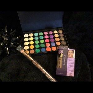 Eye shadow palette/Tarte concealer/Eye Brush